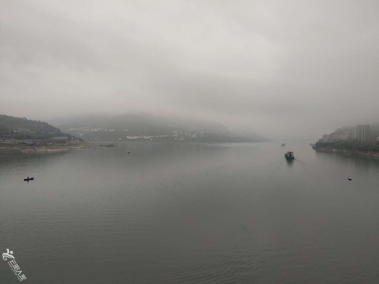 下雨后的江面太美了